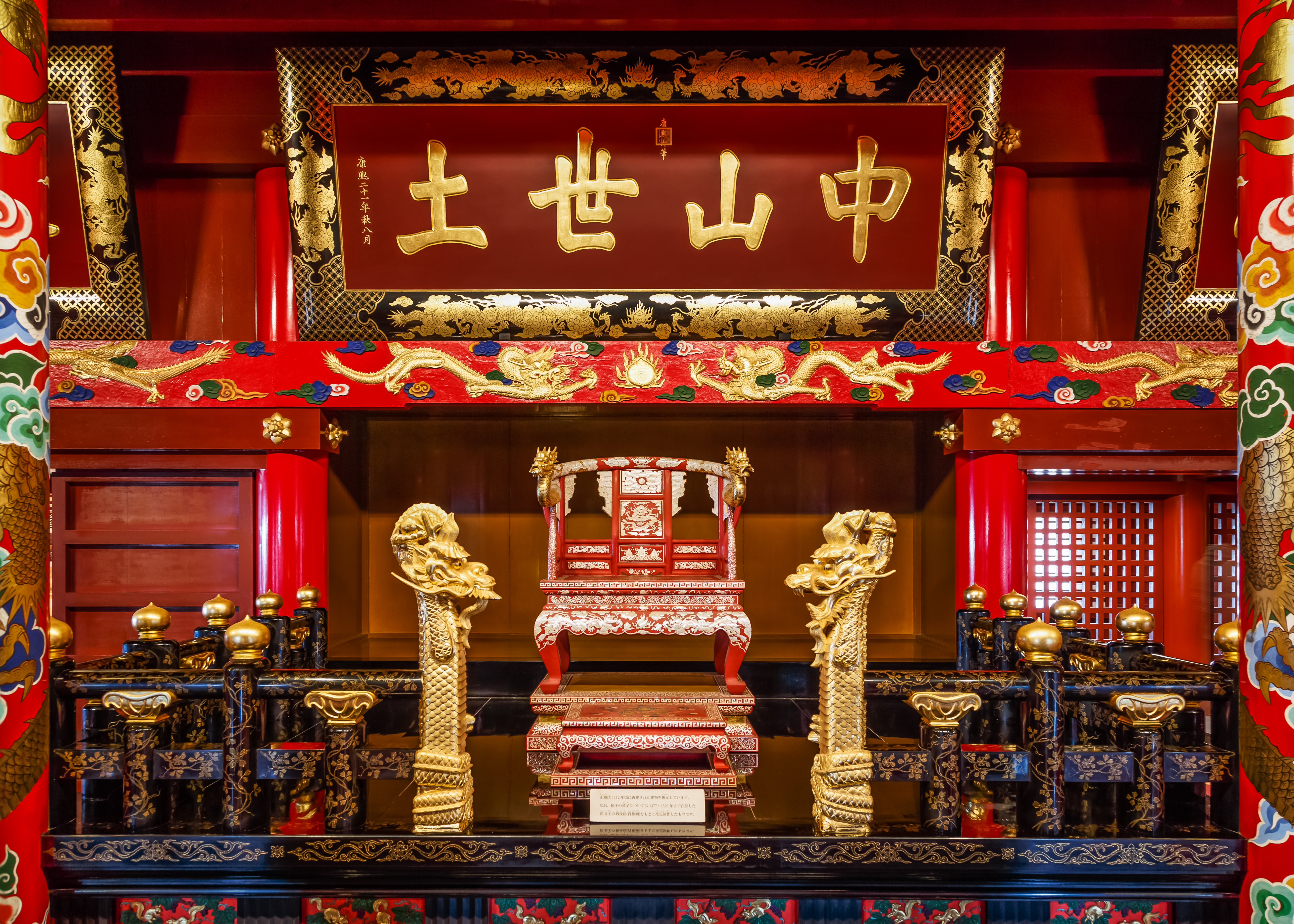 首里城的琉球石灰岩城墙，巨石层叠，表面生长苔藓