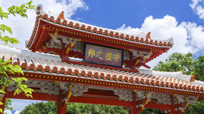 重建参观步道，游客在临时通道上俯瞰工地