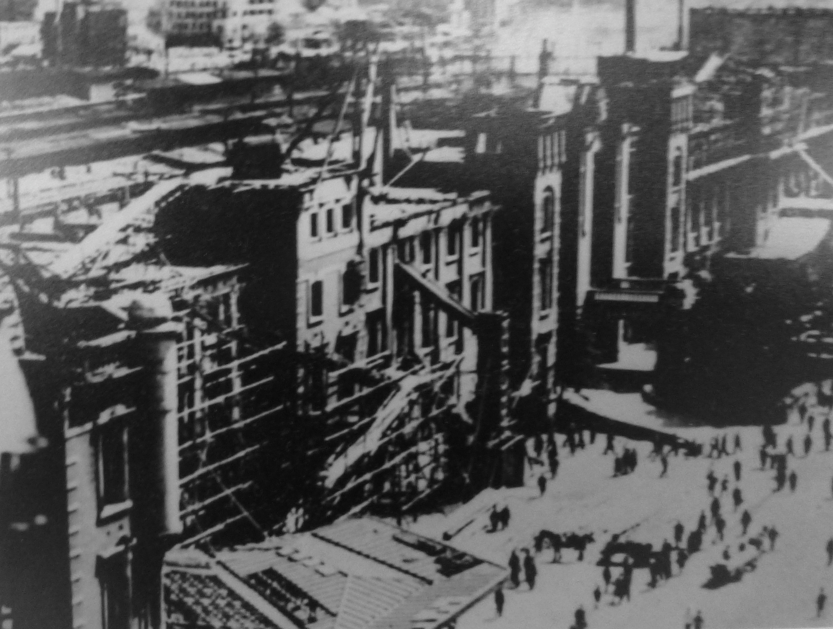 1945 年空袭后的东京站，第三层和圆顶已完全烧毁，建筑处于两层状态