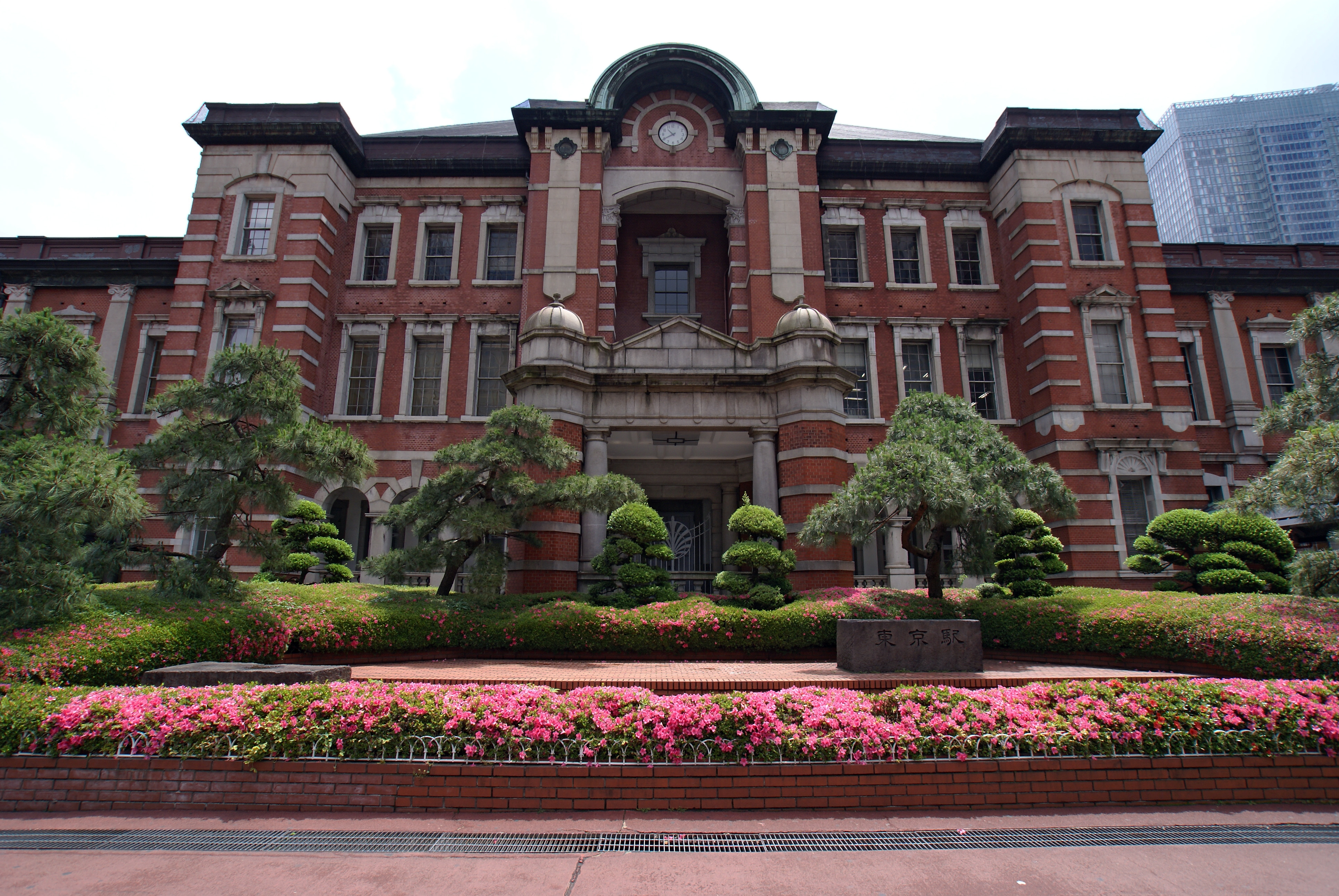 东京站丸之内站舍正面立面，可见红砖墙、中央拱门和南北两座圆顶