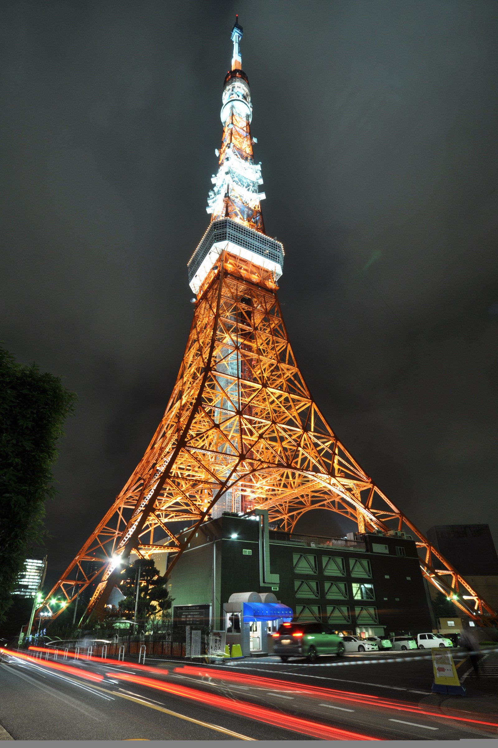 东京塔底部钢架结构详图，展示 lattice tower 的三角形网格受力体系和基座