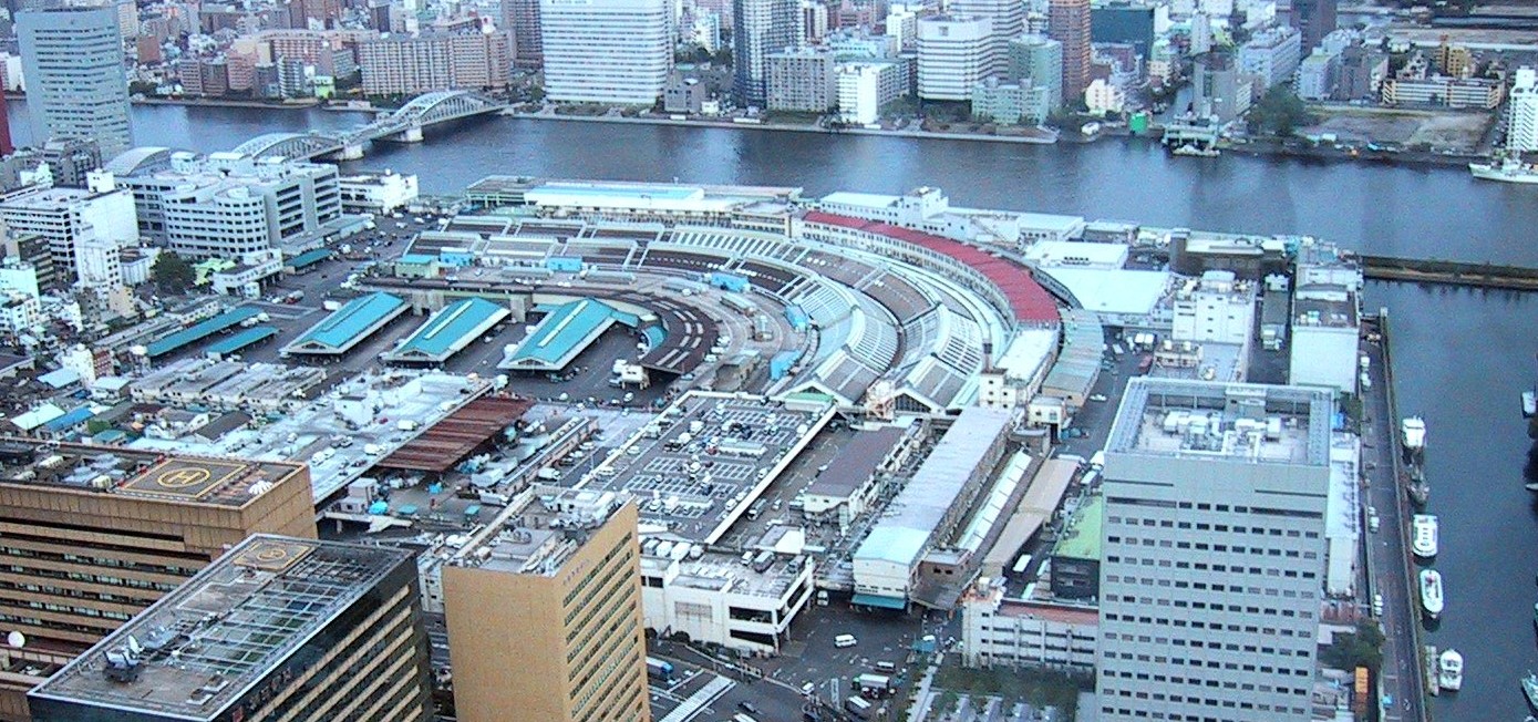 场外市场的街区鸟瞰，可见市场区域与周边高层建筑的对比
