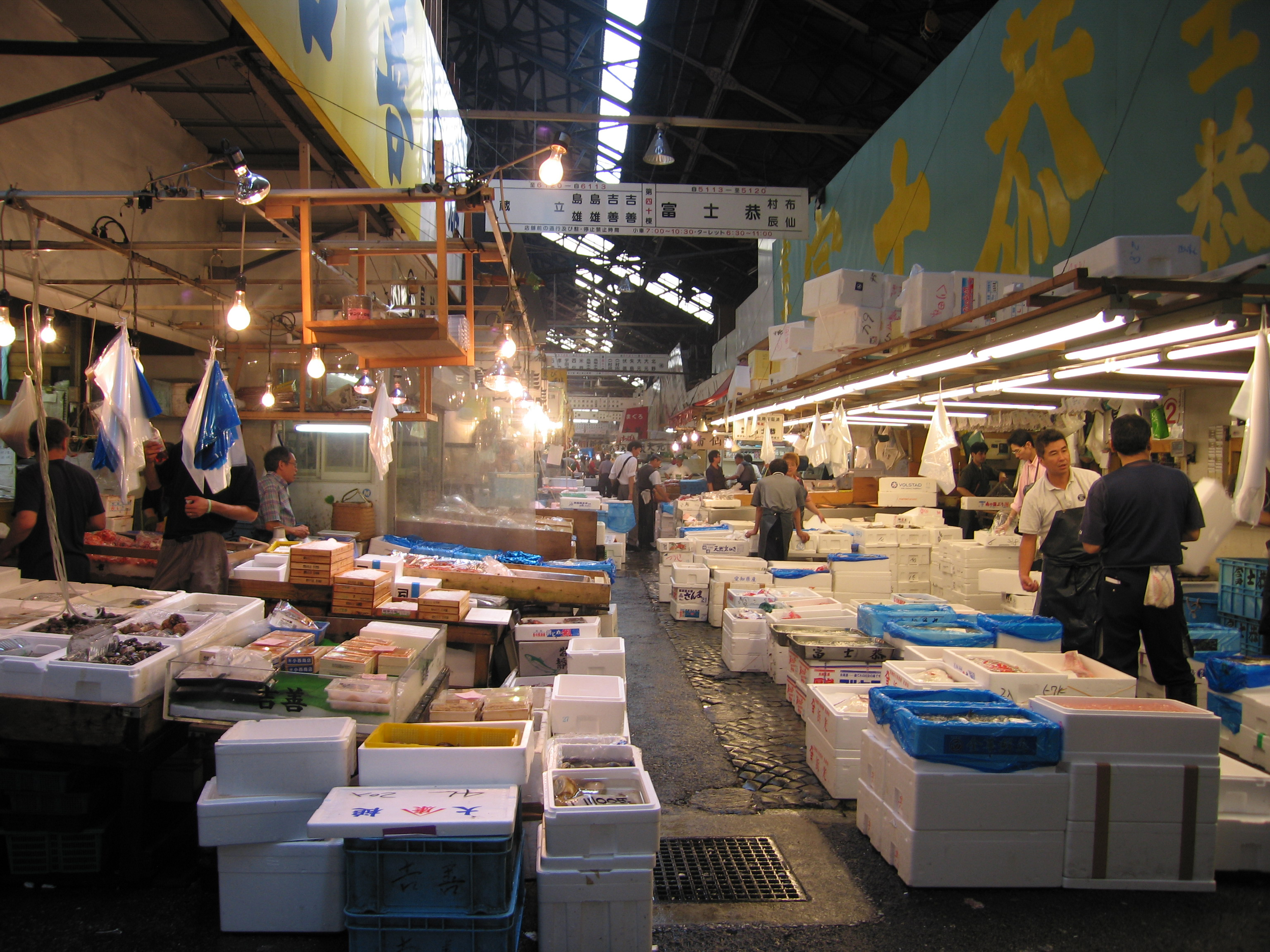 鲜鱼店铺在门前展示当日进货，商品从整条鱼到切片鱼块