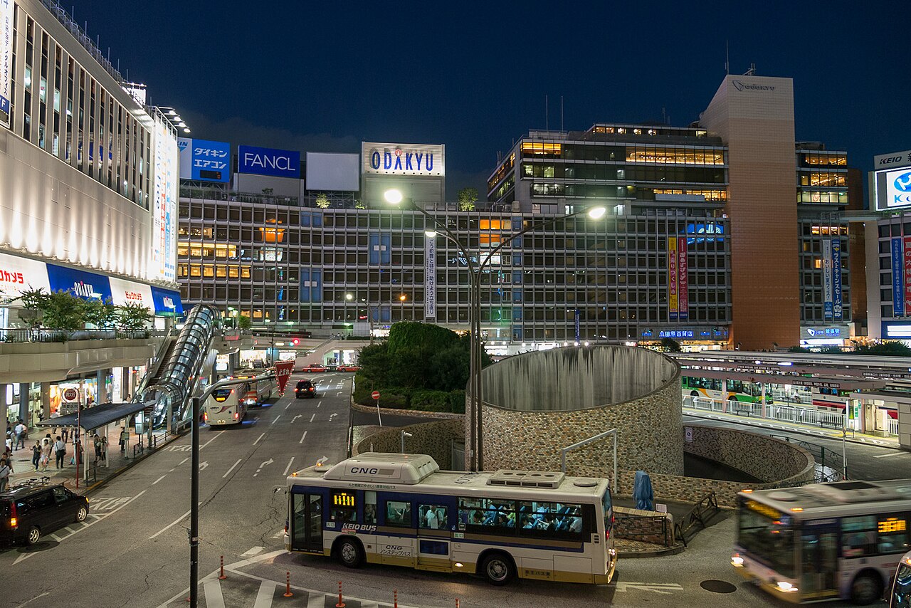 新宿站西口，京王百货和小田急百货