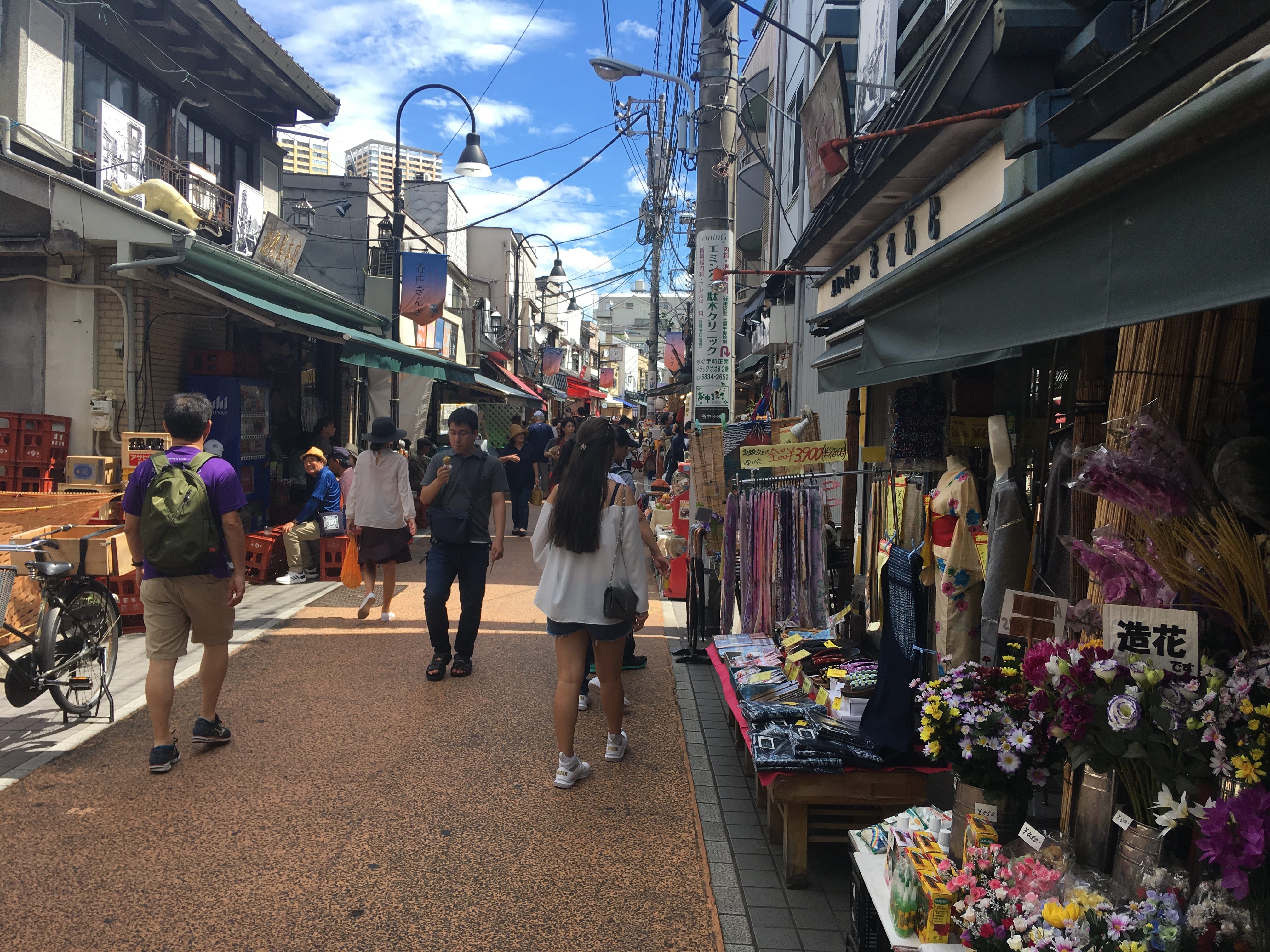 谷中银座街景，红色灯笼、店铺招牌和狭窄的步行街