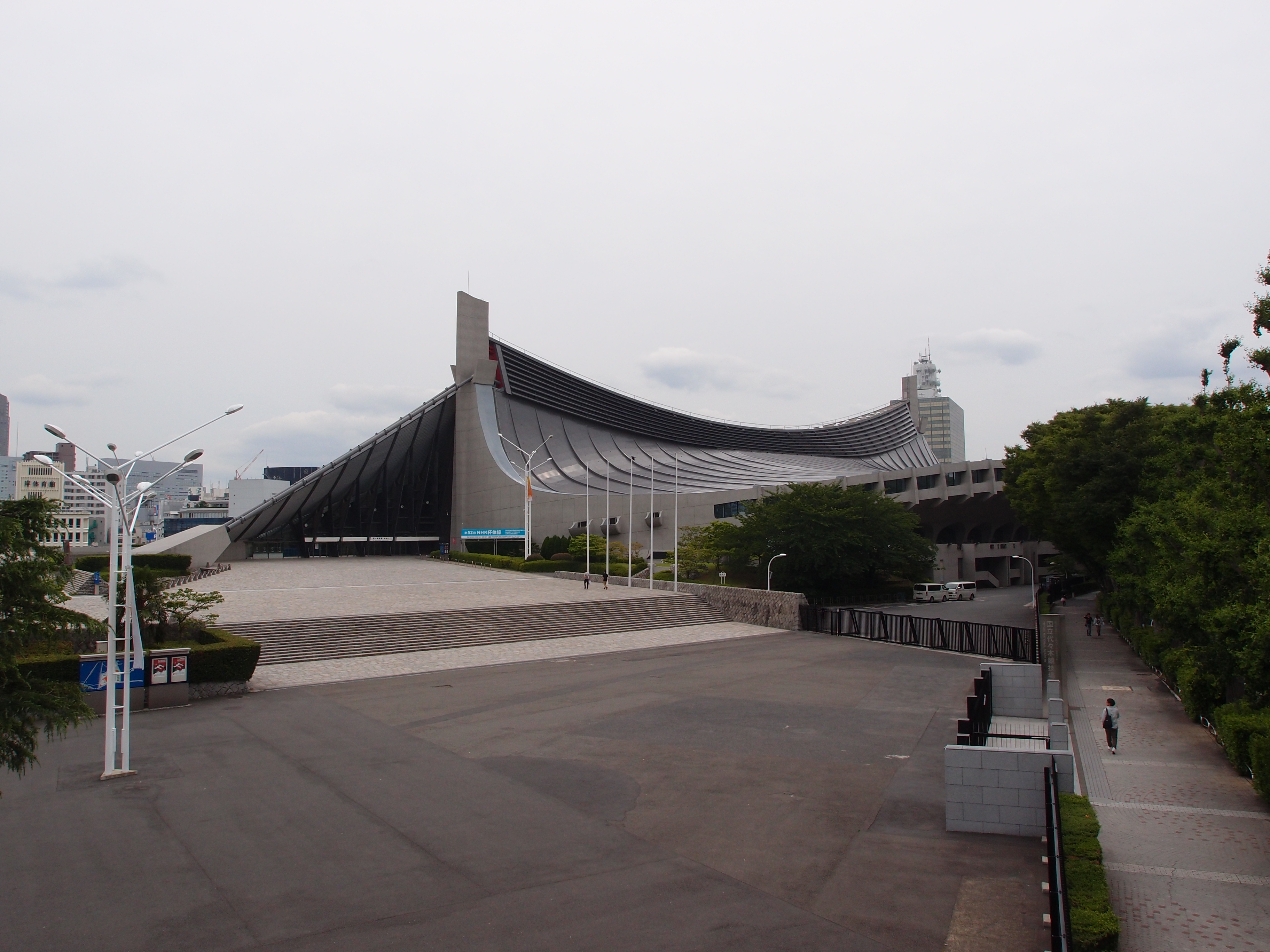 从原宿方向远望代代木竞技场的全景轮廓