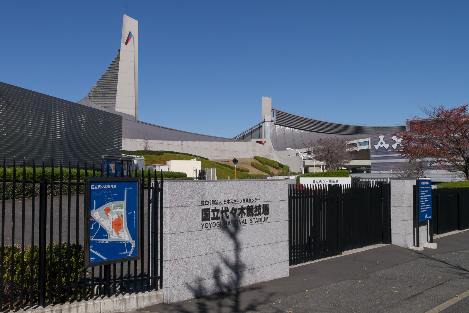 从涩谷侧看代代木竞技场入口，建筑与城市的关系