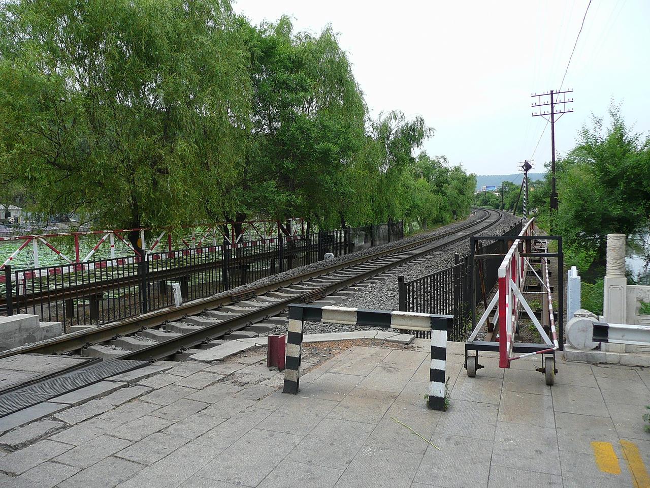 吉林北山公园山门和铁路平交道