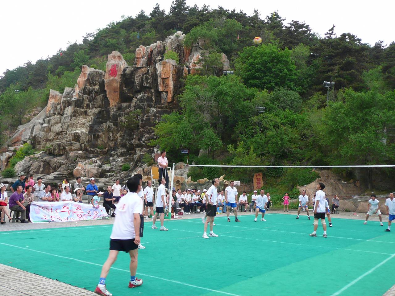 北山公园内的亭台水榭和湖面