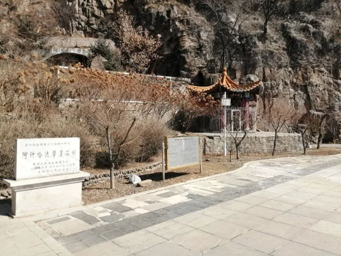 临江悬崖上的摩崖阁和阿什亭保护着两处明代摩崖石刻