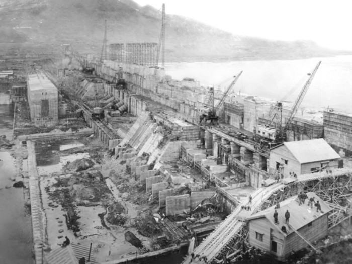 1941年建设中的丰满水电站,大坝混凝土浇筑施工场景