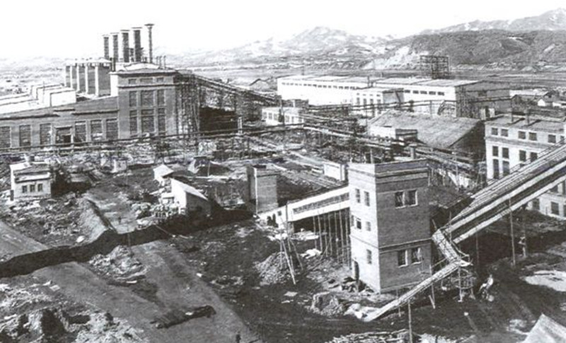 哈达湾工业区航拍全景，可见铁合金厂和炭素厂的厂区、烟囱和厂房群