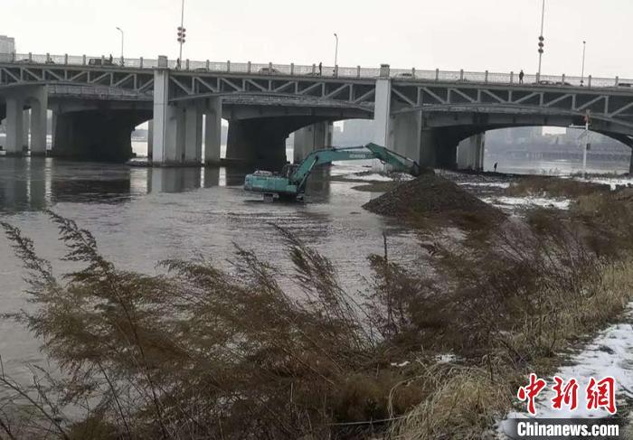 2020年吉林大桥旧桥拆除现场，机械正在拆除桥面