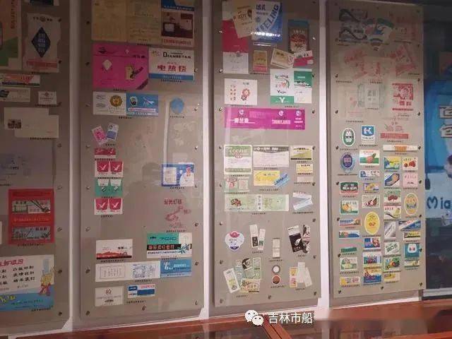 吉林史话博物馆"吉林制造"展厅陈列的老品牌产品，包括电冰箱、电视机和洗衣机等实物