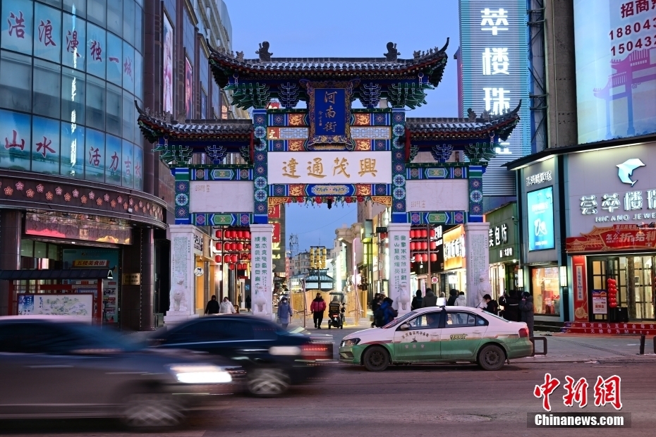 河南街入口牌楼，2024年改造后新增的仿古建筑