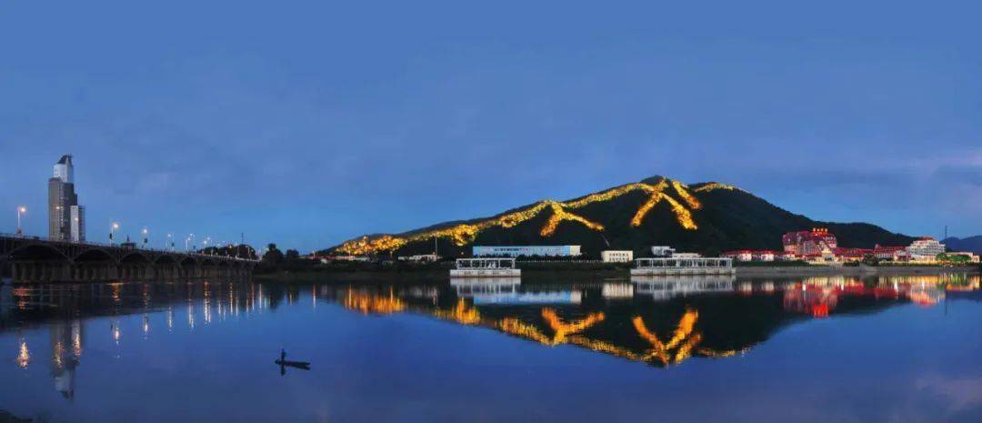 龙潭山夜间的山体亮化，灯光沿山脊勾勒出古代山城的轮廓