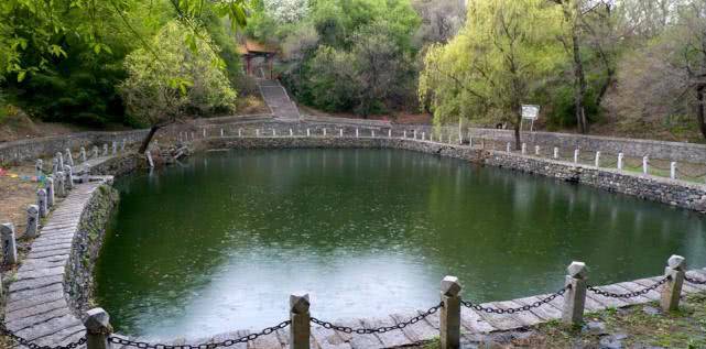龙潭山顶的水牢（蓄水池），石砌池壁，水面平静