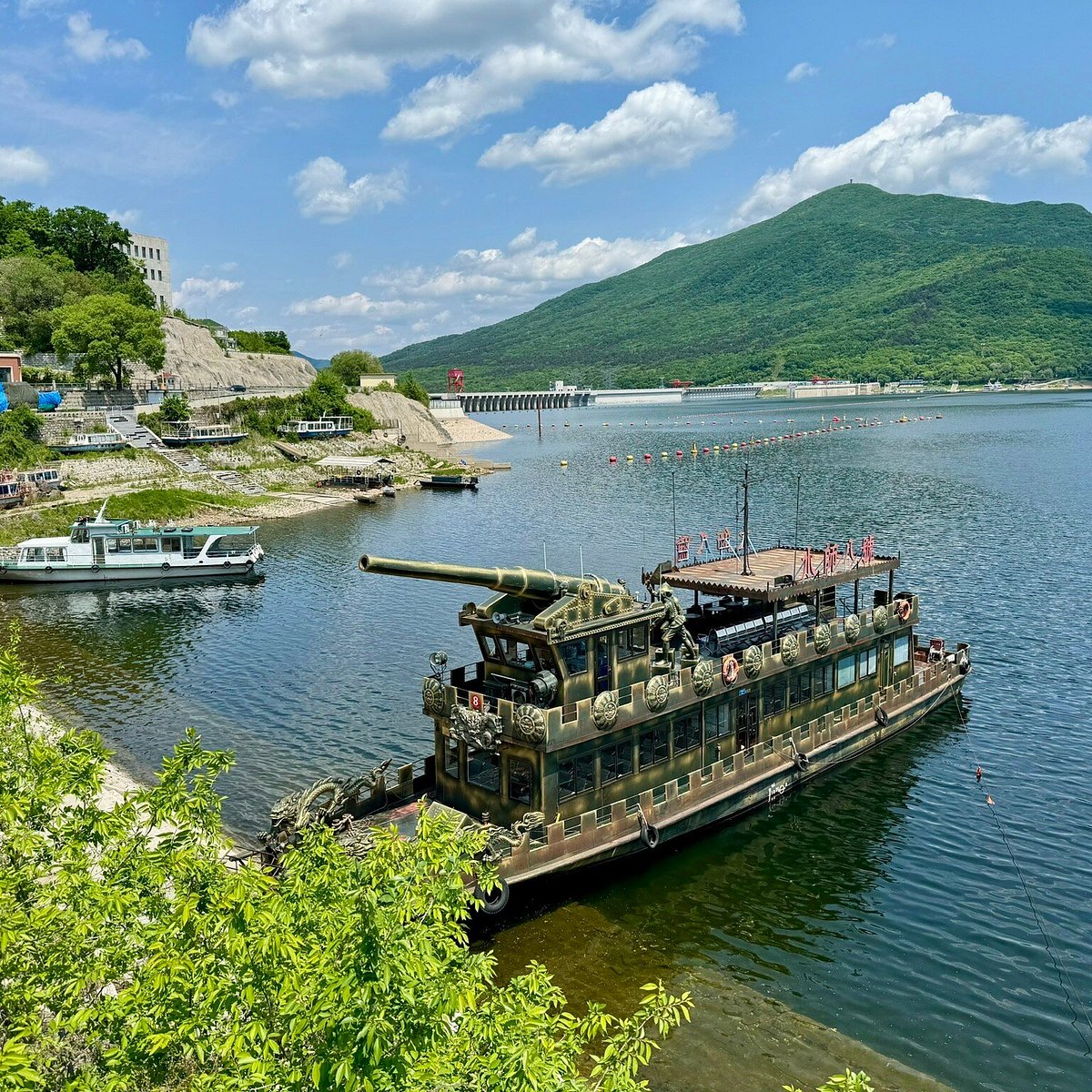 松花湖冬季近岸景观，冻结的冰面与远山相映