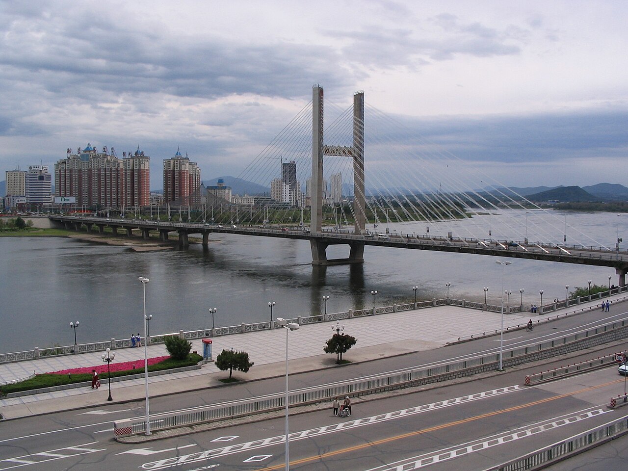 临江门大桥，独塔斜拉桥结构