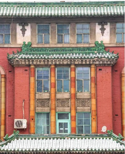 伪满吉林铁路局旧址内景：门厅地面的菱形钢条分隔石材