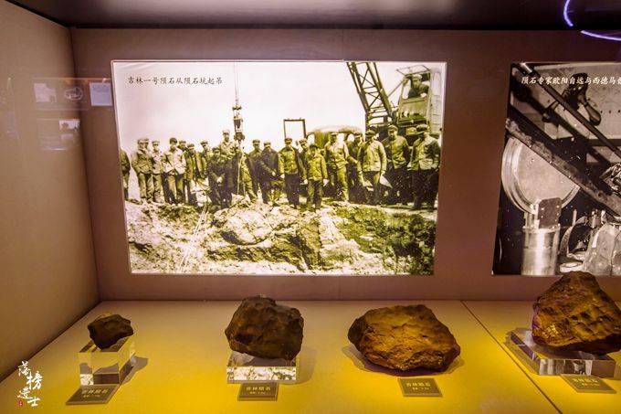 吉林市陨石博物馆展厅内的陨石陈列和星际主题照明