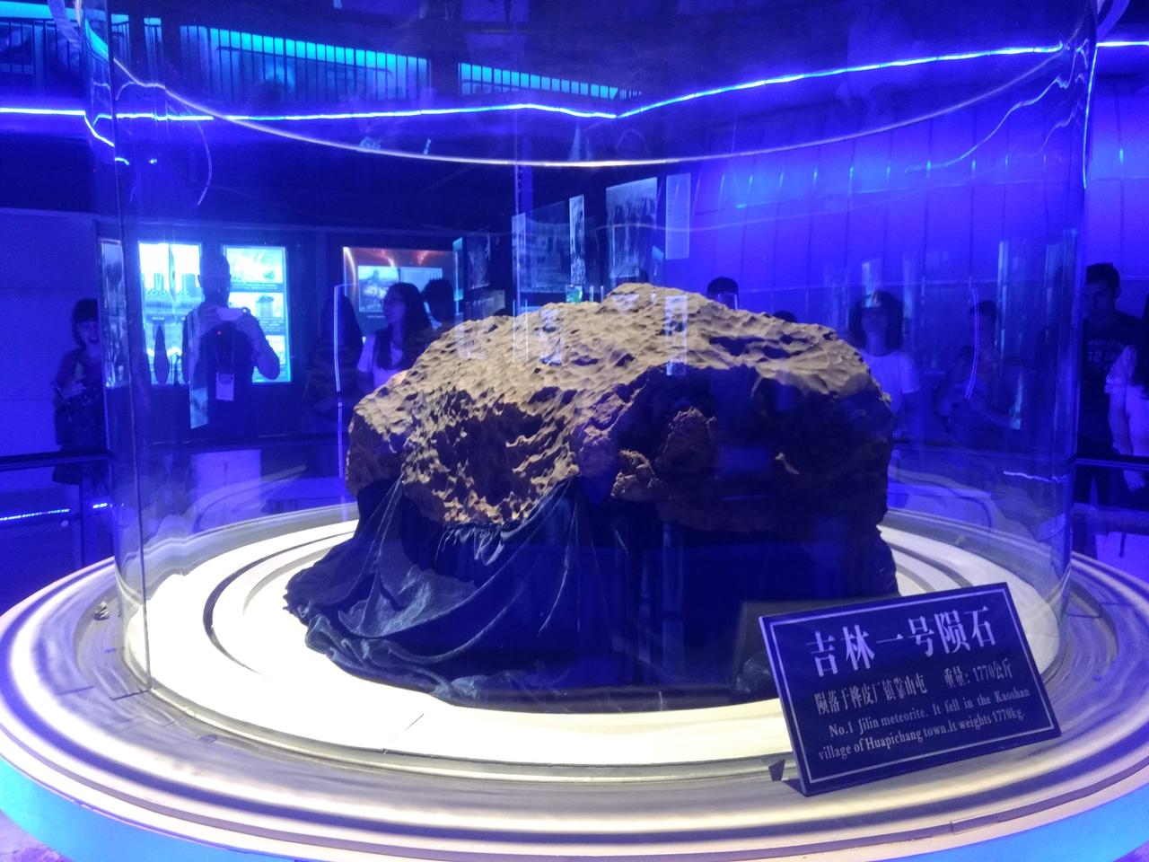 吉林一号陨石陈列在博物馆展柜中