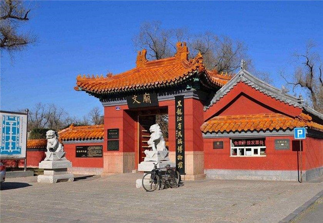 吉林文庙入口石狮与红墙大门