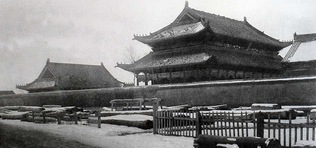 吉林文庙大成殿雪景，黄琉璃瓦覆顶