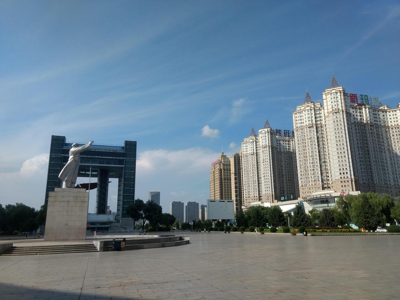 世纪广场南端俯瞰，世纪之舟钢塔和广场空间