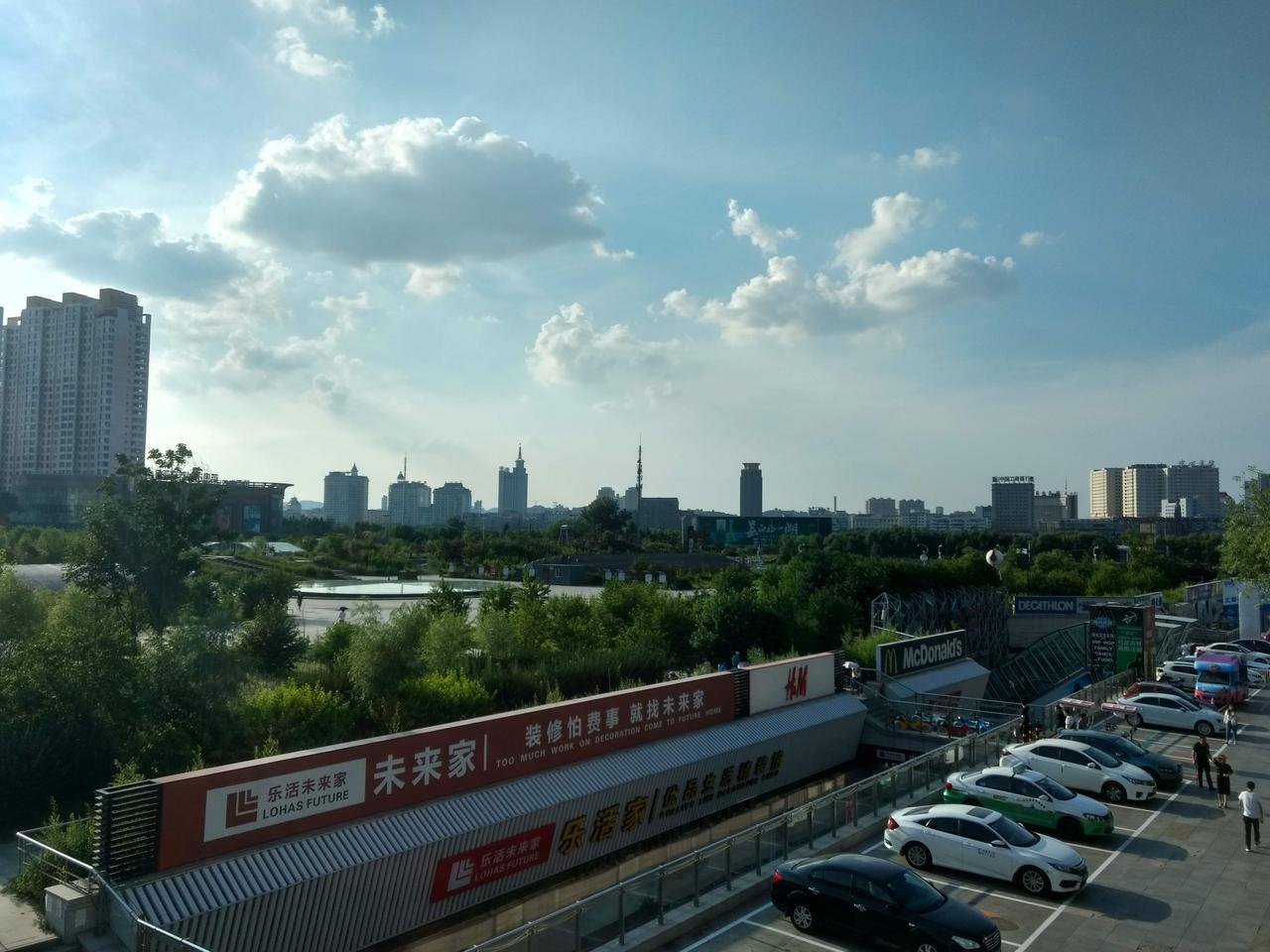 从世纪广场看松花江和城市天际线