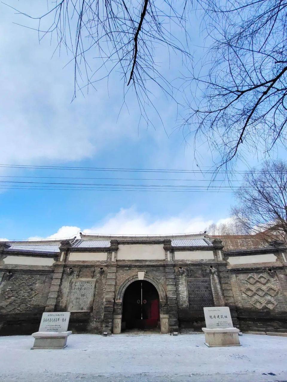 乌拉街镇魁府，一座清末修建的传统青砖四合院，院落内已生杂草