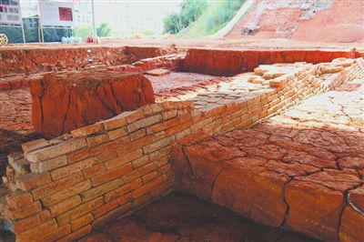 乌拉古城夯土城墙断面，可见清晰的分层纹理