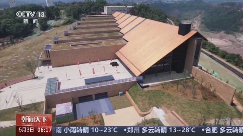 579百工集入口处保留的工业桁架和水泥墙体