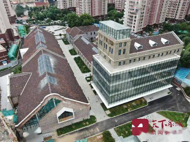 修缮后的制粉楼，四面原墙砖被保留，外围加装玻璃幕墙