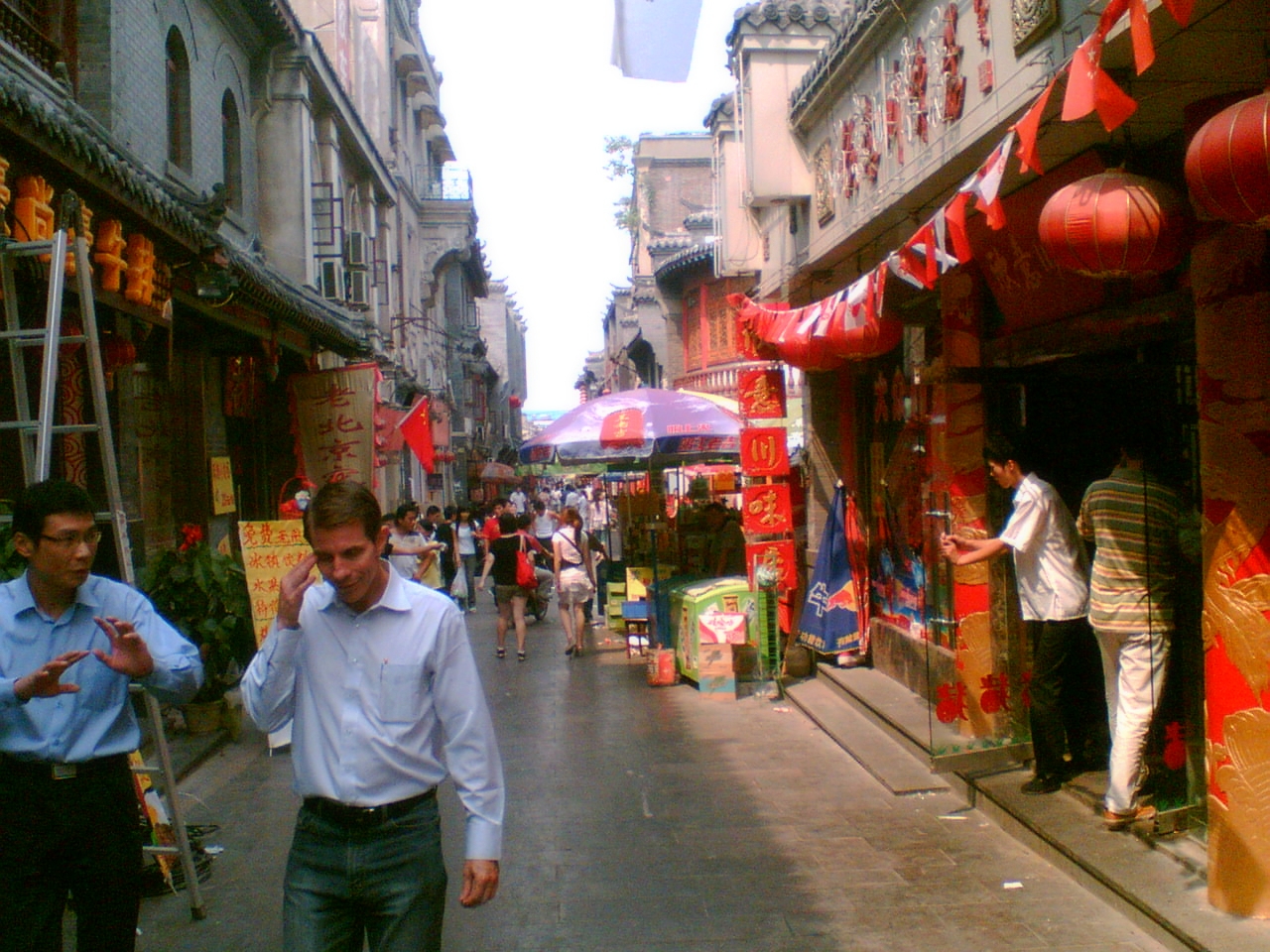 芙蓉街街景，两侧仿古建筑与密集餐饮招牌