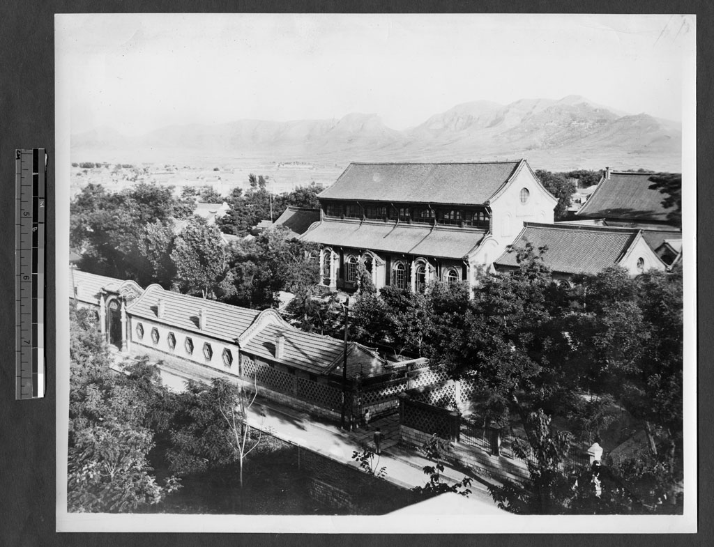 怀恩光学院1947年历史照片，广智院门前坐满参观者