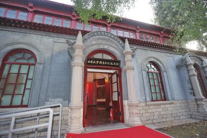 广智院陈列大厅内部空间，中式屋架与大面积玻璃窗