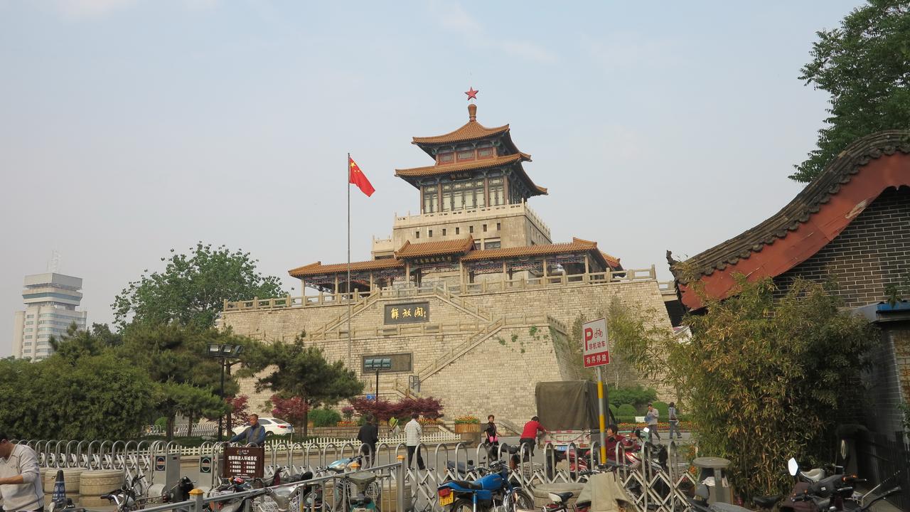 护城河对岸看解放阁，台基与河岸的关系标示了城墙原址