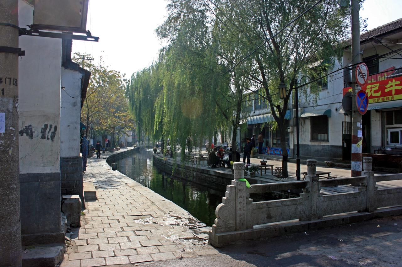 曲水亭街,青石板路沿曲水河延伸,泉水在明渠中流淌