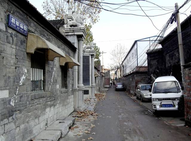 鞭指巷中段街景,西侧老建筑与东侧现代建筑并置