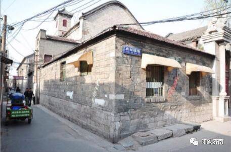 站在鞭指巷南口向北看,巷口窄、无商铺、两侧灰砖老墙