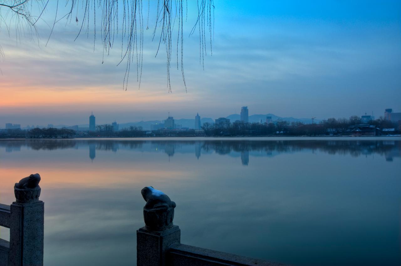 大明湖全景,湖面如镜,南岸可见老城天际线