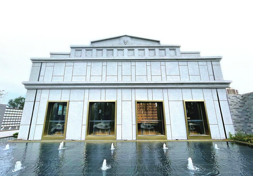 国棉四厂保留车间改造后的外观，锯齿形屋顶是天桥区新住宅楼群中最显眼的工业建筑痕迹
