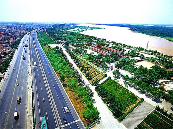 黄河泺口段悬河航拍: 河床高于南岸城区，堤防清晰可见