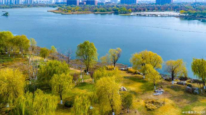 华山全景，城市、湖面、孤峰在同一画幅中