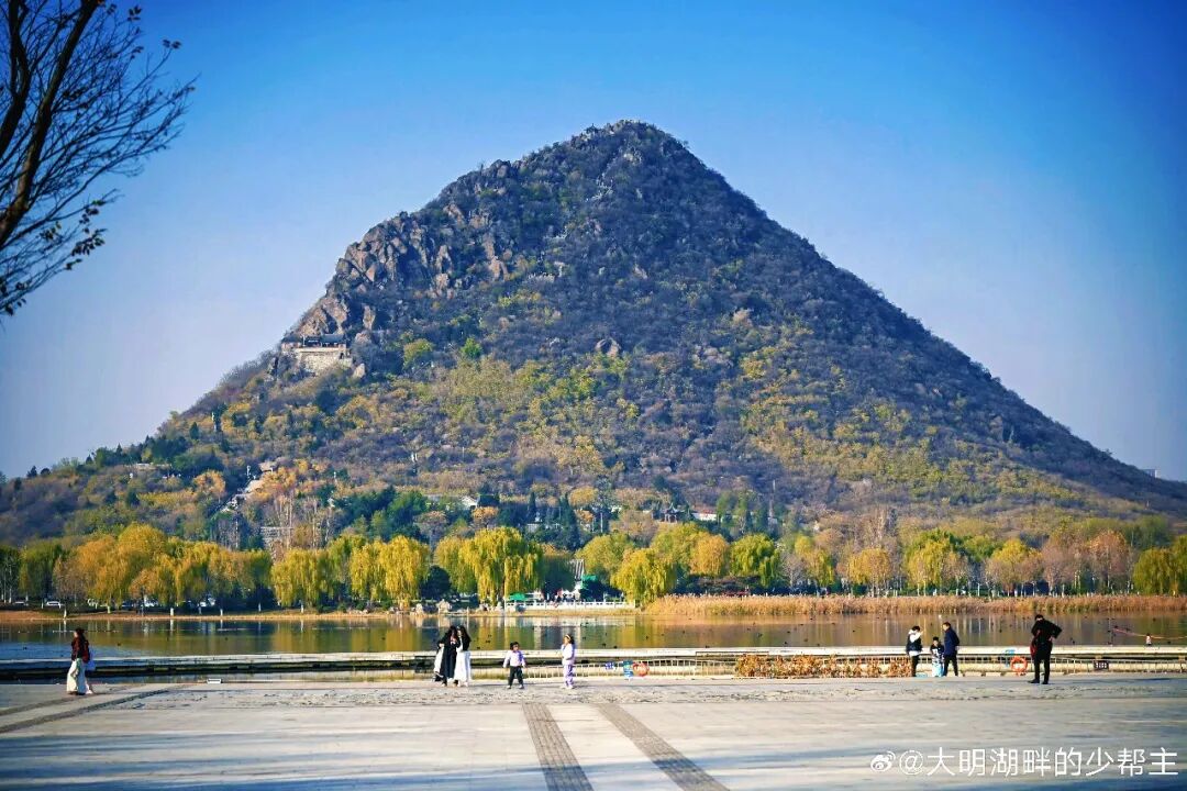 华山从平原独立拔起，与华山湖形成山-水对望的构图