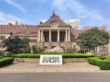 序厅内陈列的德国产钢轨和钢枕，标注1904.6.1
