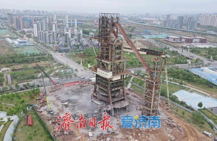 济钢3200高炉正在改造施工中，保留的钢结构骨架和周边拆除中的旧厂房