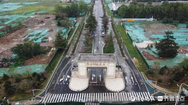 济钢中大门（凯旋门）今貌，烫金大字修旧如旧保留