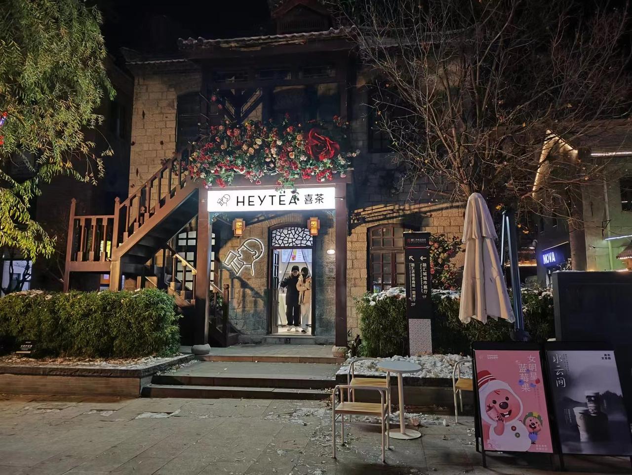 经三路老商埠区的临街店铺，老建筑底层已全部改为当代商业用途